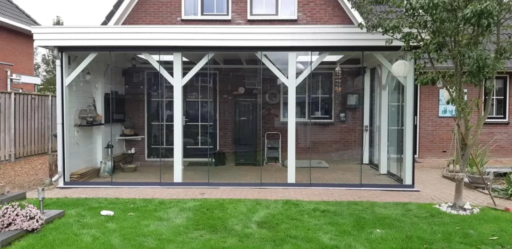 Glazen schuifwanden van Sunrooms geplaatst in een terrasoverkapping - Rechtvoorzijde - GB Houtbouw Dronten