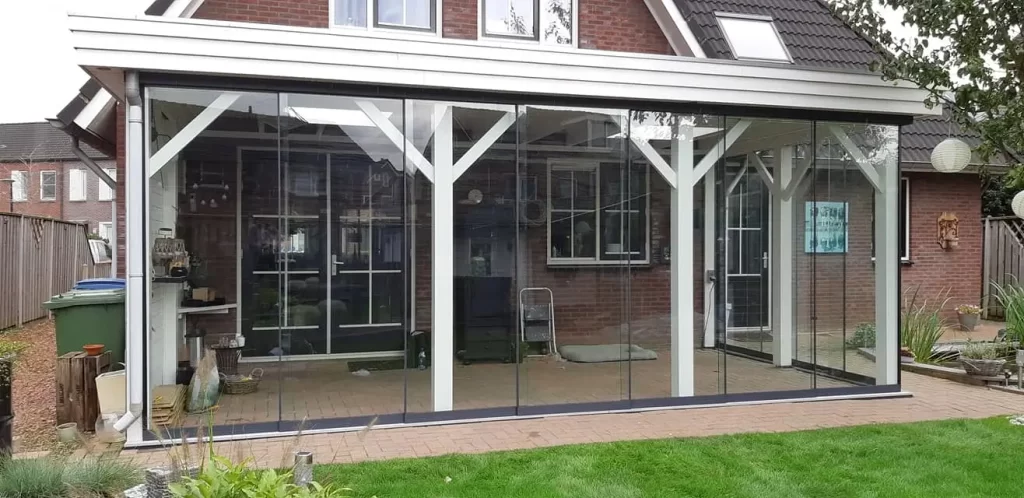 Glazen schuifwanden van Sunrooms geplaatst in een terrasoverkapping - voorzijde - GB Houtbouw Dronten