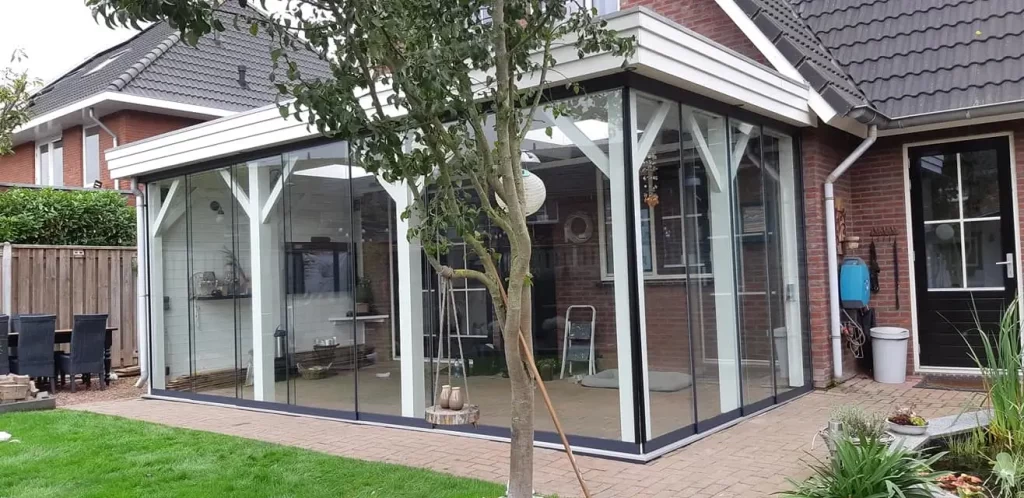 Glazen schuifwanden van Sunrooms geplaatst in een terrasoverkapping - schuin rechtsvoor - GB Houtbouw Dronten