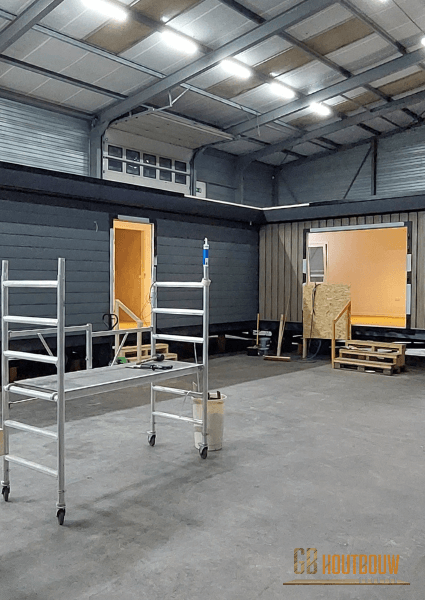 Hoekopstelling Mantelzorgwoning op maat gemaakt - in aanbouw in de werkplaats met steiger voor de woning - GB Houtbouw Dronten