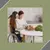 De Voordelen van een Mantelzorgwoning - Vrouw in Rolstoel bij eettafel met familielid/ Mantelzorger erbij - GB Houtbouw