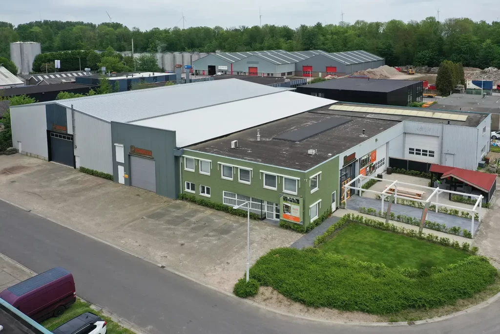 Pand GB Houtbouw Dronten van Bovenaf. Kantoorruimtes, Showroom en 2 grote bedrijfshallen
