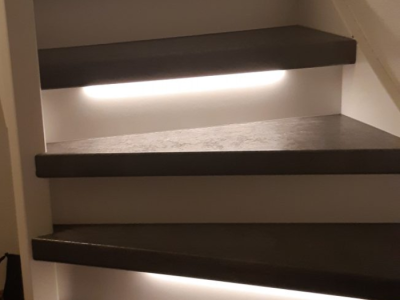 Traprenovatie met Traptreden in de kleur Donker Beton en Stootborden in Platinum Wit kleur met brede LED verlichting - GB Houtbouw Dronten