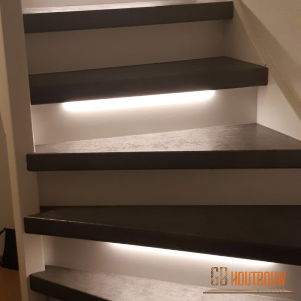 Traprenovatie met Traptreden in de kleur Donker Beton en Stootborden in Platinum Wit kleur met brede LED verlichting - GB Houtbouw Dronten